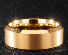 glänzender goldplattierter Wolfram-Carbid-Ring.jpg